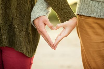 Mani che si stringono a formare un cuore