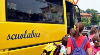 scuolabus con bambini